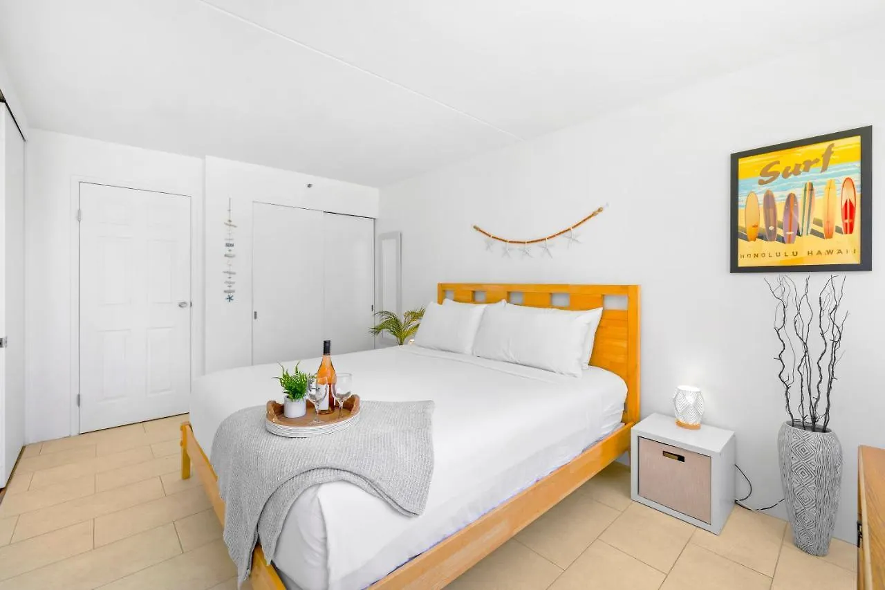 City & Ocean Views 1Br, Steps From Waikiki Beach & Free Parking! Honolulu Daire