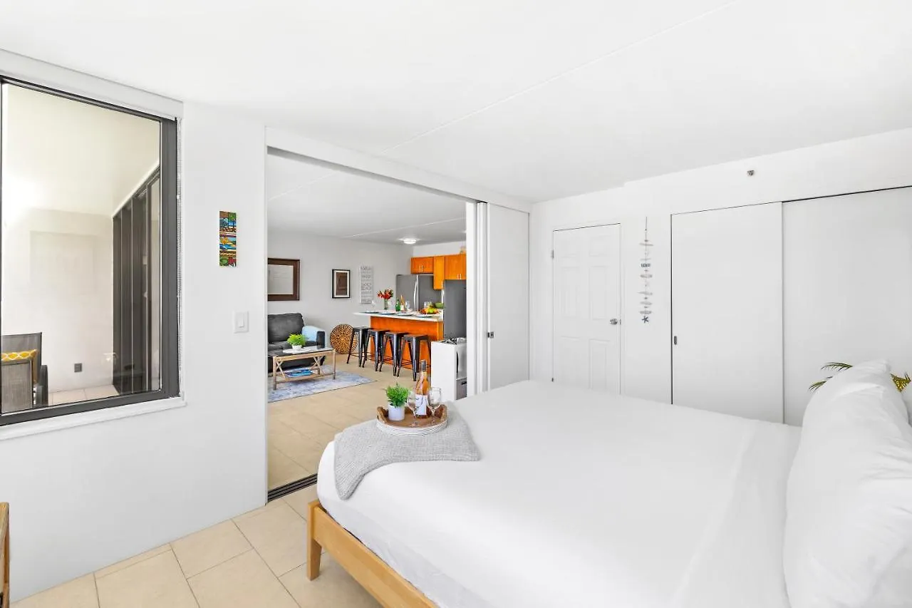 City & Ocean Views 1Br, Steps From Waikiki Beach & Free Parking! Honolulu