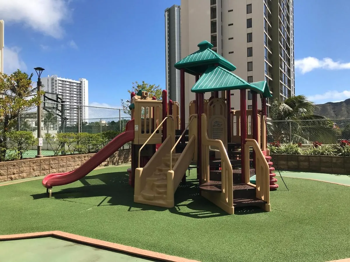 City & Ocean Views 1Br, Steps From Waikiki Beach & Free Parking! Honolulu